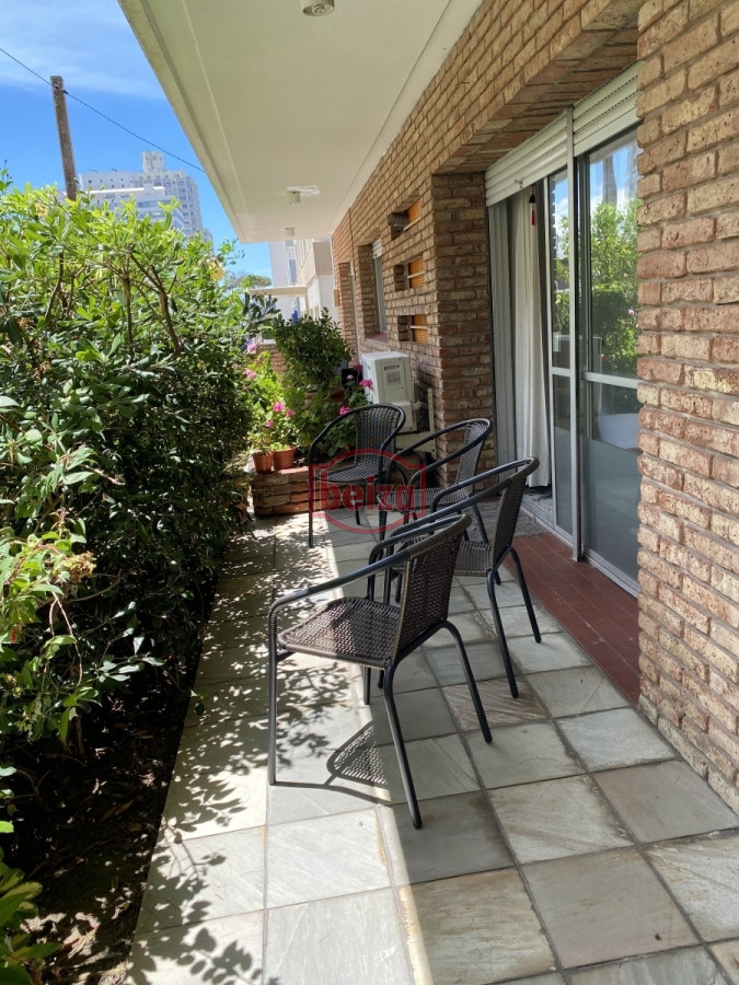 Apartamento ID.165977/Mansa,-apartamento-de-3-suites-más-dependencia - apartamento estilo casa a una cuadra del mar.