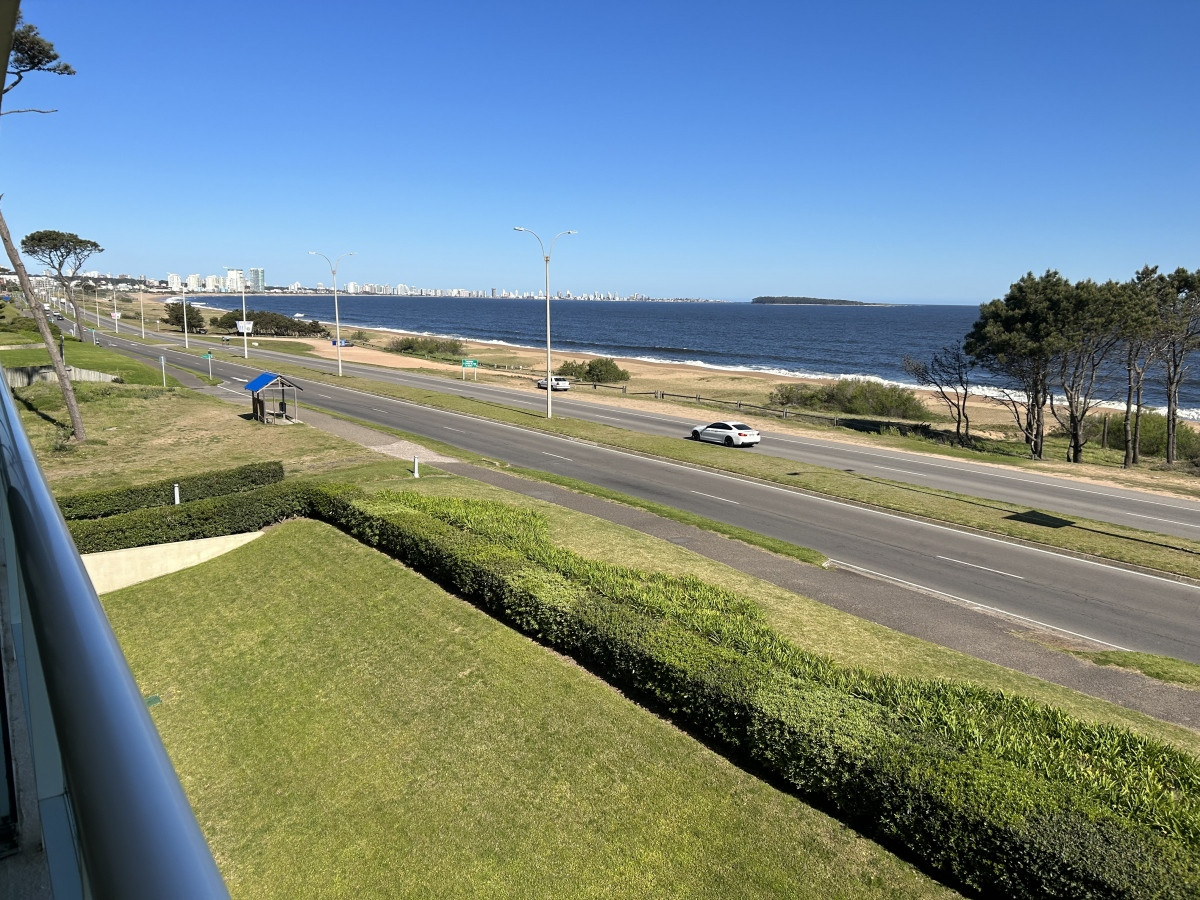 Venta apartamento de 3 dormitorios, con vista al mar, primera Linea.