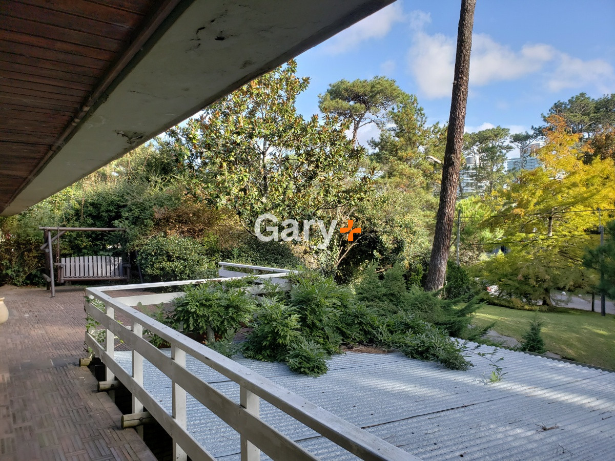 Casa ID.23715 - Casa a la venta , sólida y con muy buen frente cercana al Shopping y colegios