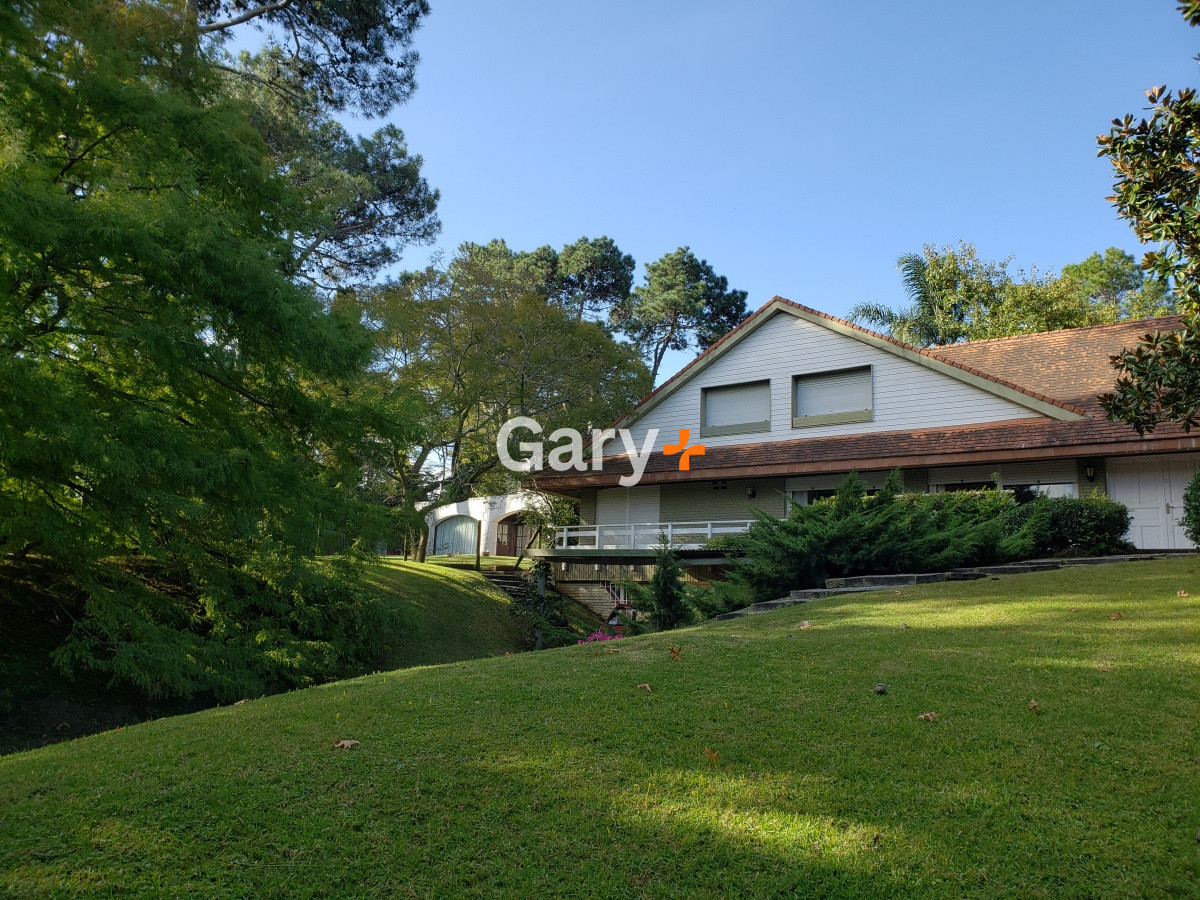 Casa ID.23715 - Casa a la venta , sólida y con muy buen frente cercana al Shopping y colegios