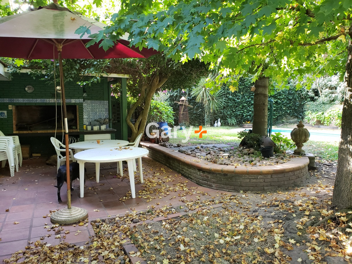 Casa ID.23715 - Casa a la venta , sólida y con muy buen frente cercana al Shopping y colegios