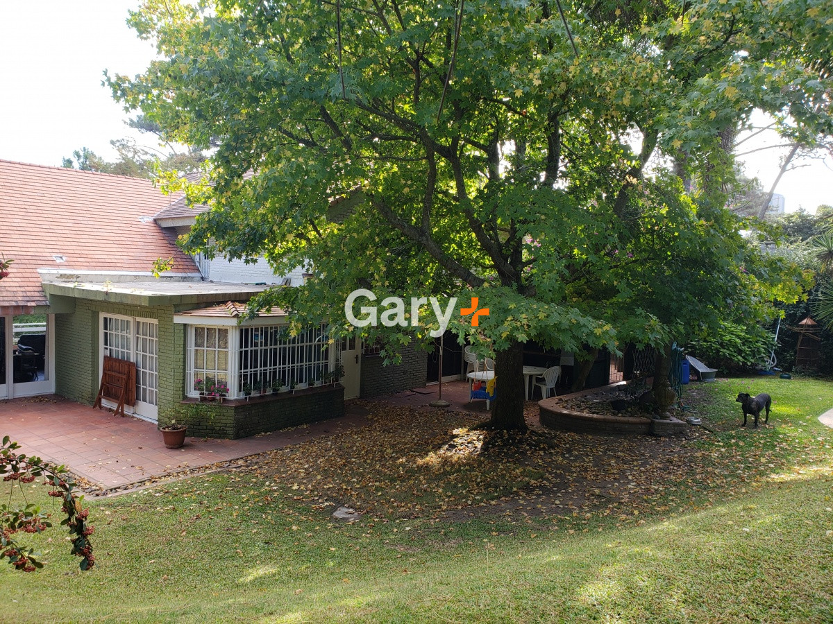 Casa ID.23715 - Casa a la venta , sólida y con muy buen frente cercana al Shopping y colegios