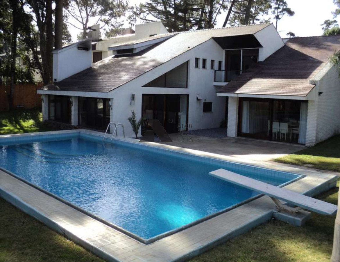 gran y espectacular casa a la venta en zona cantegril, muy completa para poder aprovecharla al máximo. - aix782c