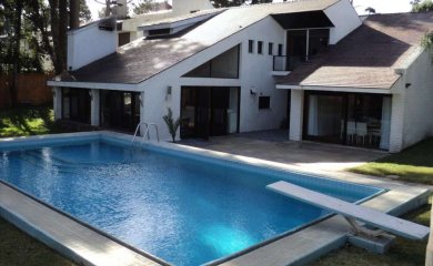 Gran y espectacular casa a la venta en zona Cantegril, muy completa para poder aprovecharla al máximo.
