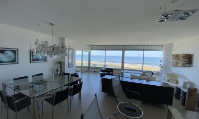 ¡Espectacular apartamento en primera linea frente a la brava con increible vista! Se destaca su luminosidad y amplitud