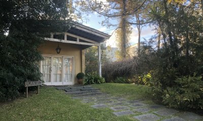 Casa a la venta de excelente construcción , cercana a todos los servicios