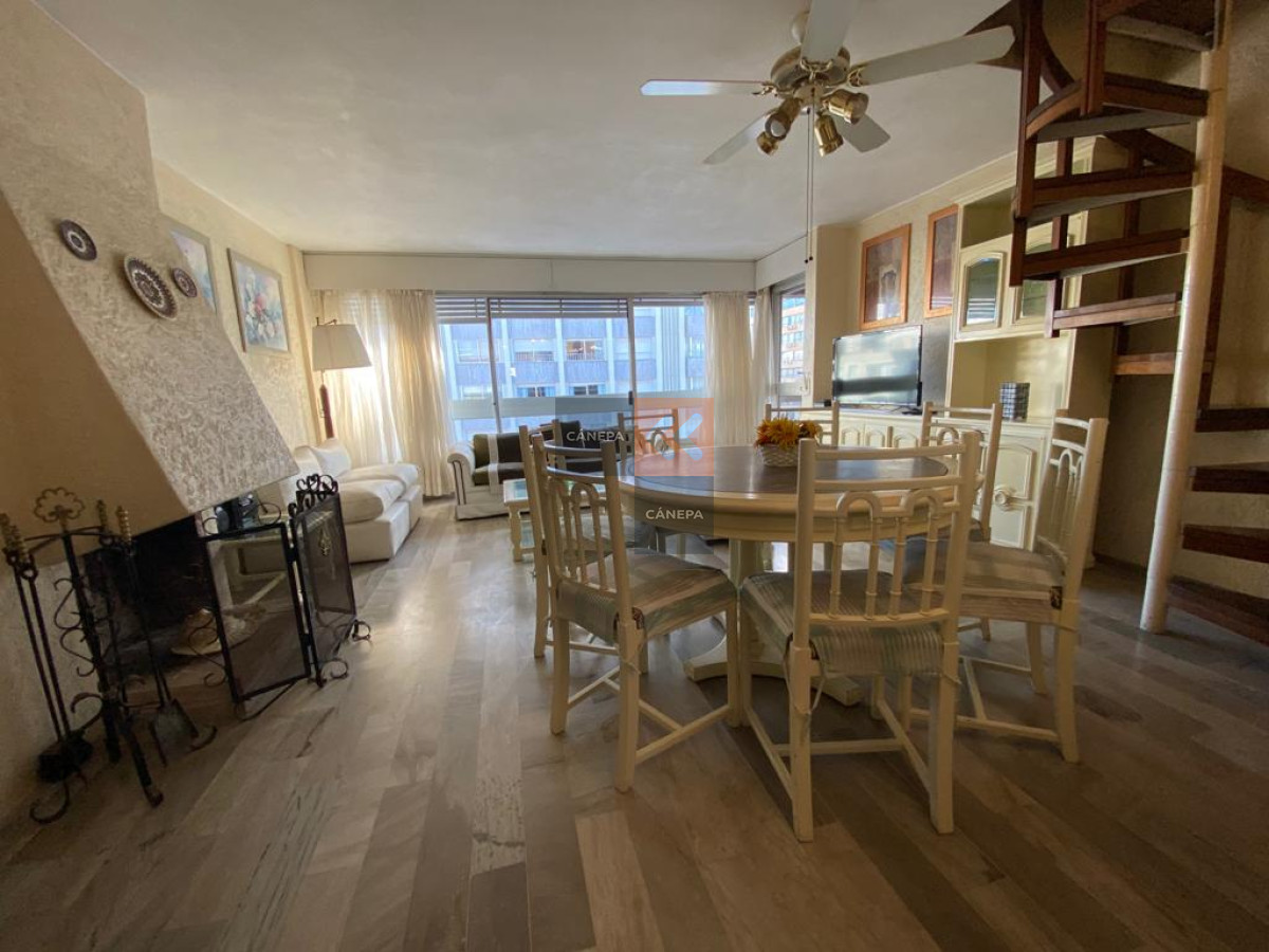 Apartamento a la venta de 3 dormitorios a media cuadra de la playa brava con parrillero propio