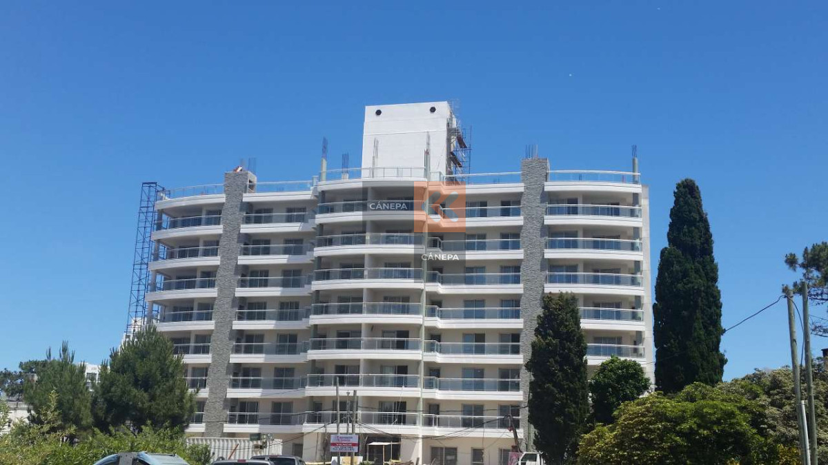 Apartamento con terraza con parrillero propio. A 4 cuadras de la playa. 