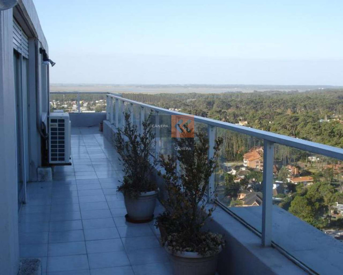Penthouse muy bien ubicado, de 2 dormitorios y 2 baños, 1 en suite.