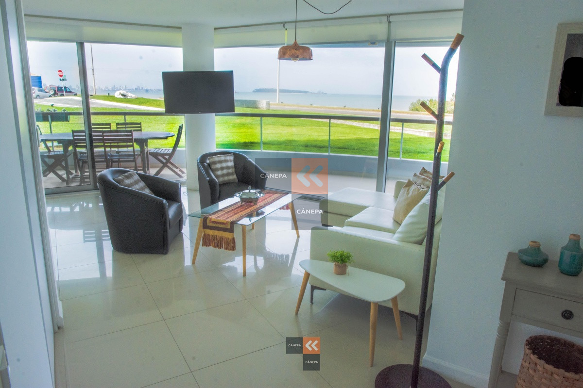 Frente a playa mansa, espectacular vista, desde el living comedor y los 3 dormitorios .