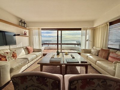Apartamento de categoría a la venta con vista al puerto, todo reciclado!