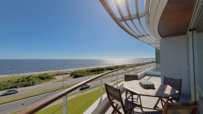 Departamento en primera línea de Playa Mansa 