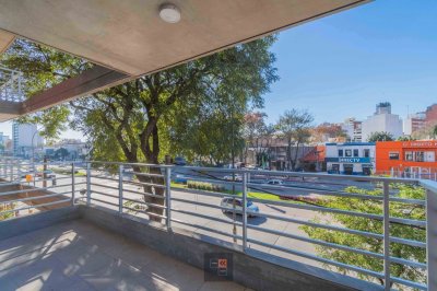 Edificio de viviendas de 1 y 2 dormitorios con patio verde.