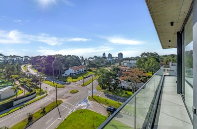 Espectacular apartamento por Gomez Platero en Playa Mansa a la venta 