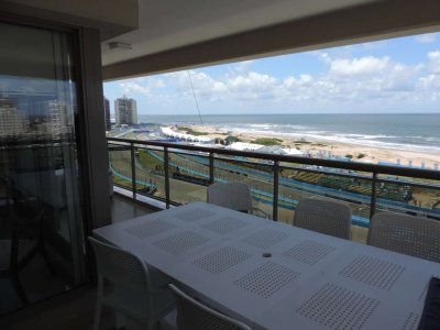 Espectacular apartamento a pasos de la playa brava. Con increible vista al mar, preciosa terraza y amplios ambientes.