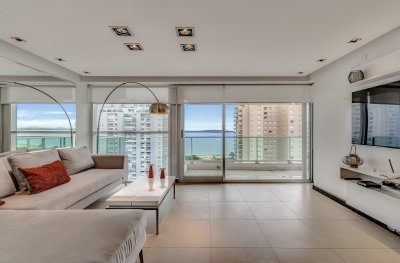 Departamento en Mansa: Elegancia y Comodidad a Pasos del Mar