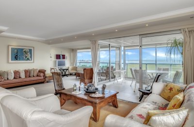 Excelente departamento en Venta en primera línea, sobre la Mansa