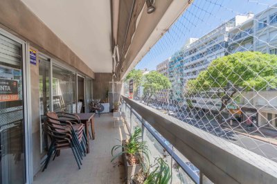 Venta apartamento 3 dormitorios + servicio en Pocitos con parrillero