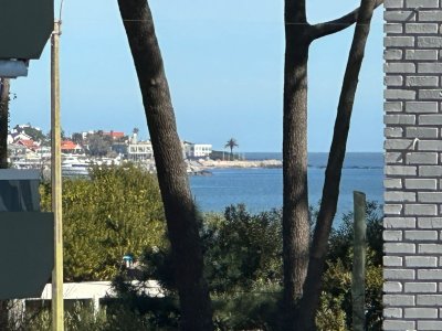 Apartamento en zona de playa mansa. Muy comodo e iluminado. 