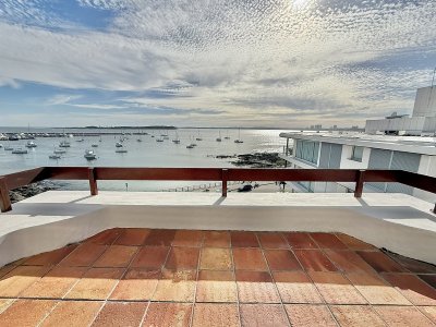 Apartamento de categoría a la venta con vista al puerto, todo reciclado!