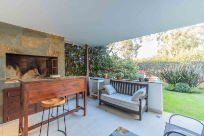 Venta y alquiler apartamento en planta baja con jardín y parrillero en Carrasco!