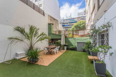 Venta apartamento en Pocitos de 3 dormitorios con patio y parrillero