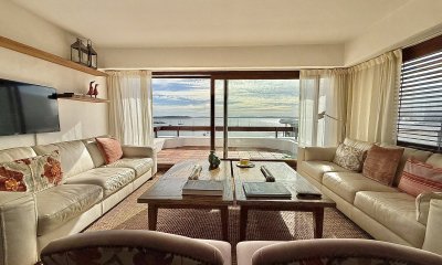 Apartamento de categoría a la venta con vista al puerto, todo reciclado!
