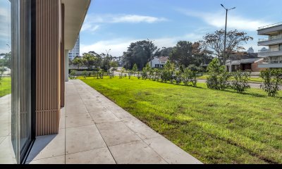 Departamento en planta baja con jardin propio