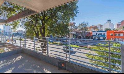 Edificio de viviendas de 1 y 2 dormitorios con patio verde.