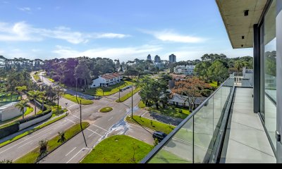 Espectacular apartamento por Gomez Platero en Playa Mansa a la venta