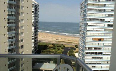 Cercano a la playa con vista a la brava.