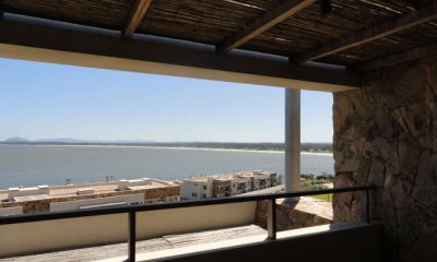 En Punta Punta Ballena, con vista al mar y a las Sierras, y a las puestas de sol