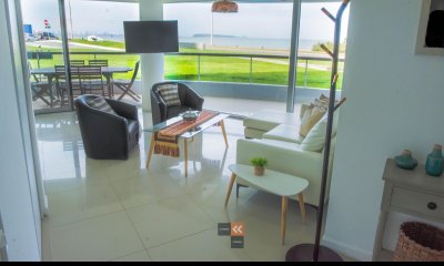 Frente a playa mansa, espectacular vista, desde el living comedor y los 3 dormitorios .