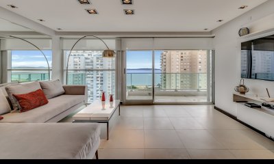 Departamento en Mansa: Elegancia y Comodidad a Pasos del Mar