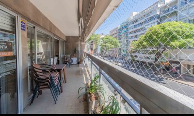 Venta apartamento 3 dormitorios + servicio en Pocitos con parrillero