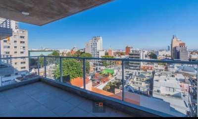 Edificio de viviendas de 1 y 2 dormitorios con patio verde.