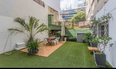 Venta apartamento en Pocitos de 3 dormitorios con patio y parrillero