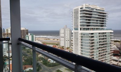 Oportunidad en piso alto con Vista a la Mansa y Brava