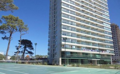 Cercano a la playa brava, con el placer de una terraza con vista al mar