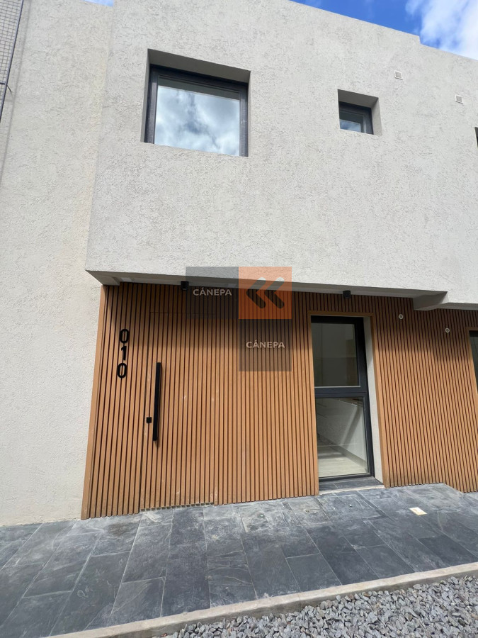 Venta de casa con 2 dormitorios en Carrasco Norte 