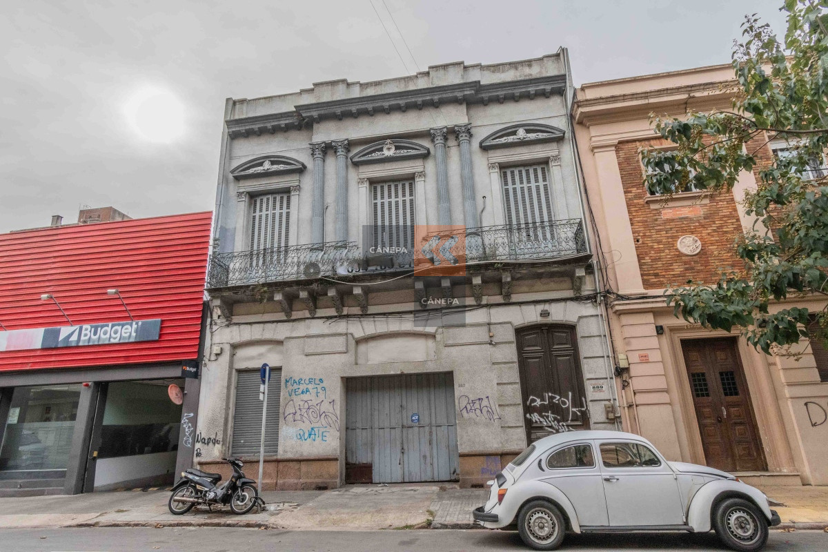 Propiedad ideal para empresa o residencia con local comercial en planta baja!