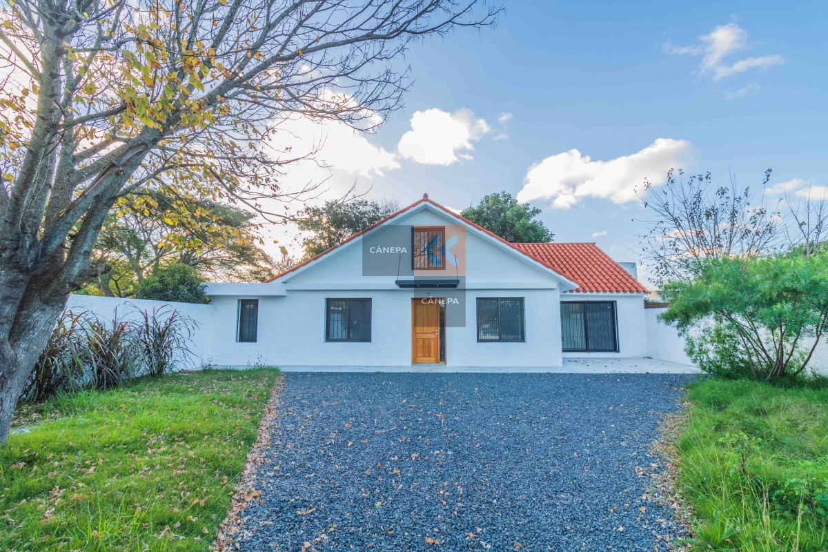Amplia casa a la venta en Solymar a una cuadra de la rambla!