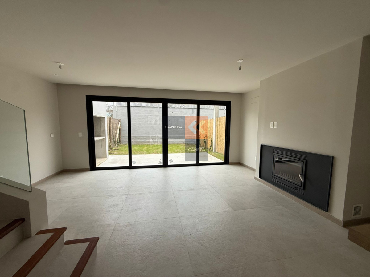 Venta casa de 3 dormitorios + jardín con parrillero en Carrasco