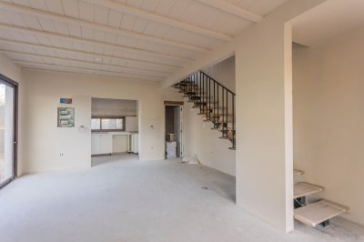 Venta casa 3 dormitorios en Carrasco con patio con parrillero 