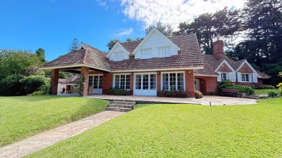 Destacada casa del Arquitecto Arturo J. Dubourg a la venta en El Golf 