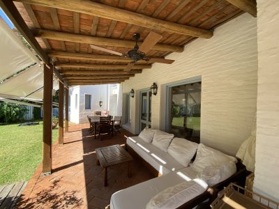 Espectacular casa en La Barra, super luminosa, amplia y acogedora. 