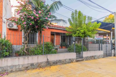 Venta casa 2 dormitorios en Buceo con jardin y parrillero