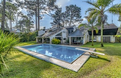 Gran y espectacular casa a la venta en zona Cantegril, muy completa para poder aprovecharla al máximo.