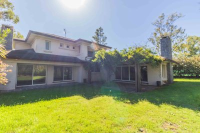 Excelente casa en barrio privado Cumbres de Carrasco