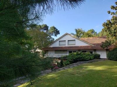 Casa a la venta , sólida y con muy buen frente cercana al Shopping y colegios